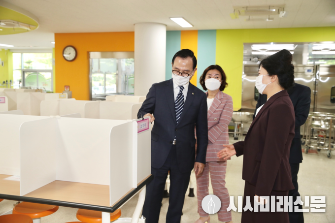 27일 박상돈 천안시장이 천안불무초등학교를 방문해 시설을 둘러보며 방역체계를 점검하고 있다.