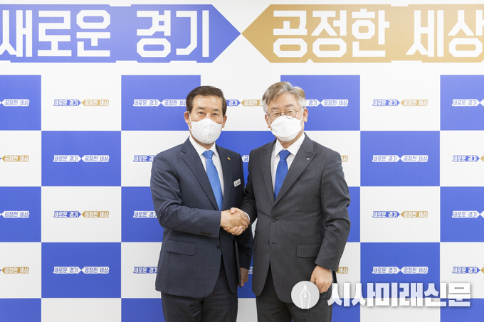 임명장 수여 (좌 이홍우 신임 원장 우 이재명 지사)