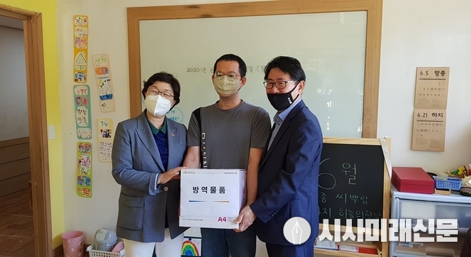 박옥분 도의회 여가교위위원장,수원초등칠보산 자유학교 방문해 방역물품 전달