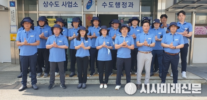 수도검침원들이 유니폼을 착용하고 있다. 