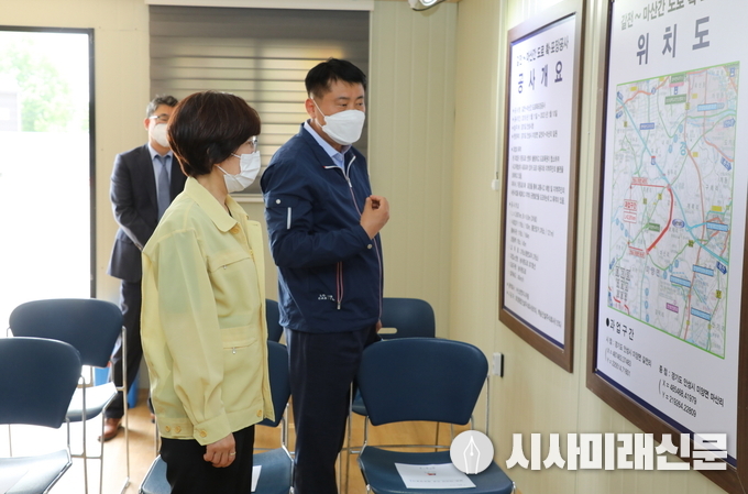 김보라 안성시장이 건설현장을 방문 점검하고 있다.