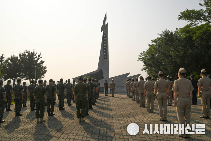 6월 6일 진행된 참배해상 중 2함대 사령관 및 주요 지휘관 등 장병들이 천안함 46용사 추모비 앞에서 묵념을 하고 있다.