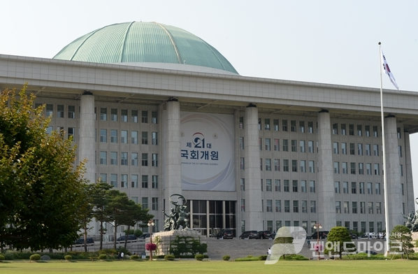 8일 오후 제21대 국회 개원을 알리는 현수막이 국회 본관 정면에 내걸려 있다. 출처 : 펜앤드마이크