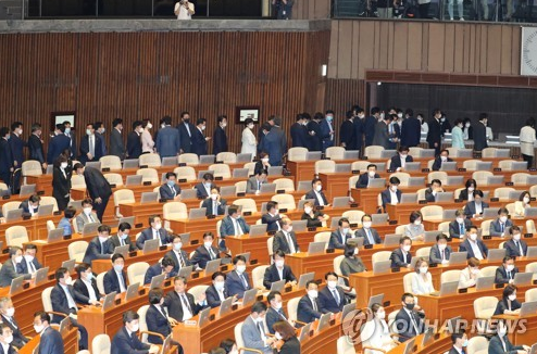 15일 국회 본회의에서 민주당 의원들이 법제사법위원장 등 6개 상임위원장 투표를 위해 차례를 기다리고 있다. (사진=연합뉴스, 출처: 팬앤드마이크) )