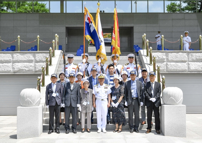 6월 16일 계룡대 대연병장에서 열린 '6.25전쟁 무공훈장 서훈식'에서 부석종 해군참모총장이 6.25전쟁 무공훈장 수훈자 유가족들과 함께 기념촬영을 하고 있다.