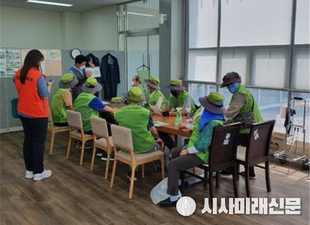 노인 공익활동 사업 참여자 활동 모습 