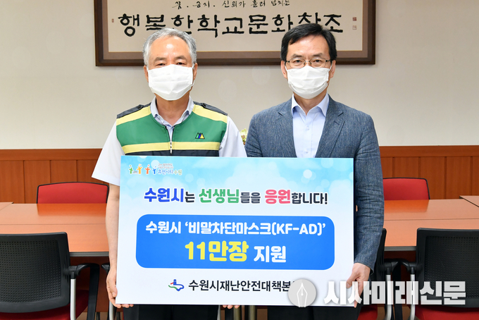 최중열 수원시 문화체육교육국장(오른쪽)과 이형우 수원교육지원청 교육장이 함께하고 있다.