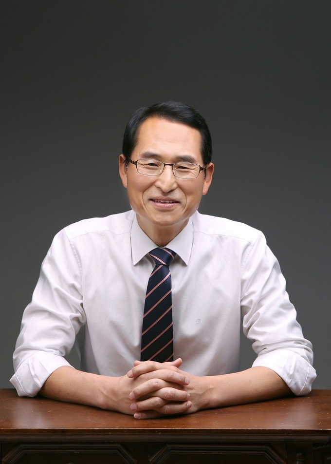 송해천목사 / 목감온누리교회 담임 / 연세대, 총신대학원 / 시사미래신문 논설위원