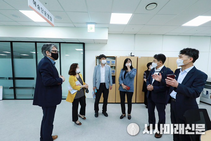(오른쪽부터)관계자, 김도근, 공영애, 송선영, 김경희 의원, 관계자)
