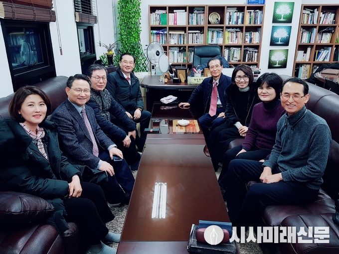 시사미래신문 논설위원들의 회의 모습