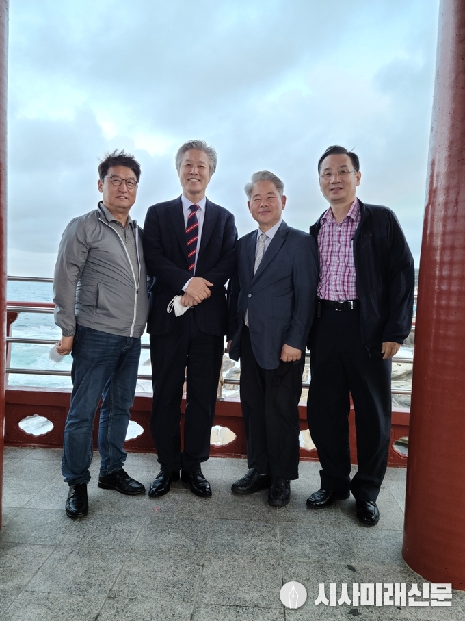 논설위원들과 일산 예수인교회 민찬기목사