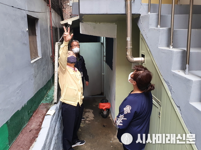 조무영 수원시 제2부시장이 지난 24일 오후 집중호우로 침수된 주택을 방문해 현장점검을 하고 있다.