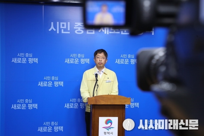 평택시 비대면 언론브리핑을 하고 있는 김형태 안전건설교통국장