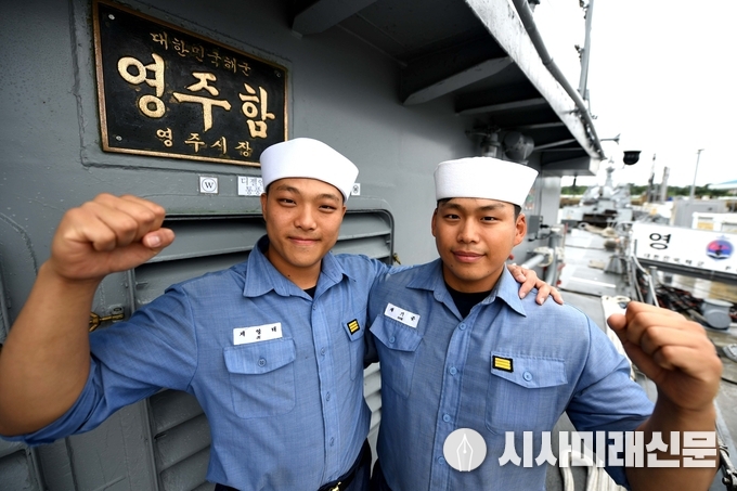 지난 5일 저녁, 부대 인근 싱크홀에 빠진 시민을 구한 영주함 제영태, 채기준 상병.(촬영-이해환 상사)