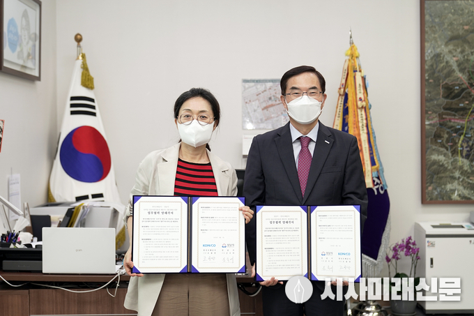 은수미 성남시장(왼쪽)과 조용만 한국조폐공사 사장이 ‘카드형 모바일 성남사랑상품권 출시를 위한 업무 협약’ 뒤 기념사진을 찍고 있다