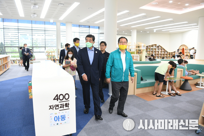 윤화섭 안산시장이 13일 남양주 정약용도서관을 방문해 조광한 남양주시장과 시설을 둘러보고 있다.