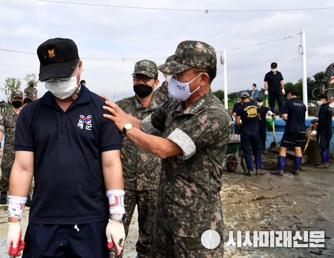 부석종 해군참모총장이 8월 13일 평택시 진위천 유원지 수해 피해복구지원 현장을 찾아 지원활동에 매진하고 있는 해군 2함대 장병들을 격려하고 현장 지원사항을 점검하고 있다.