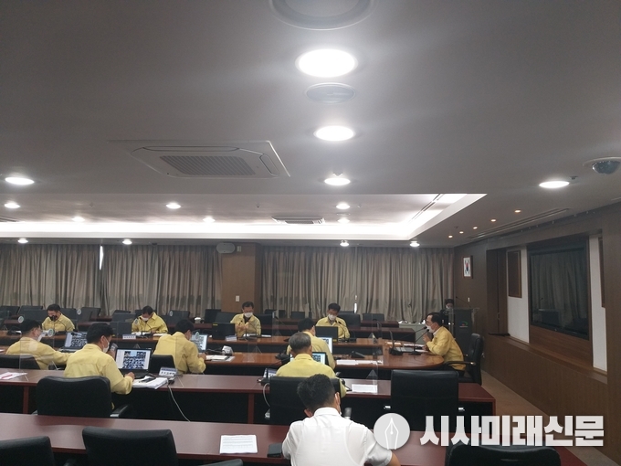 천안시는 지난 19일 시청 중회의실에서 코로나19 대응 긴급 영상회의를 개최했다. 