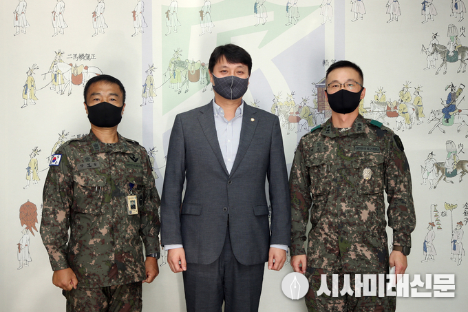 수원시의회(조석환 의장)는 육군 제2819부대 4대대를 방문 격려했다.