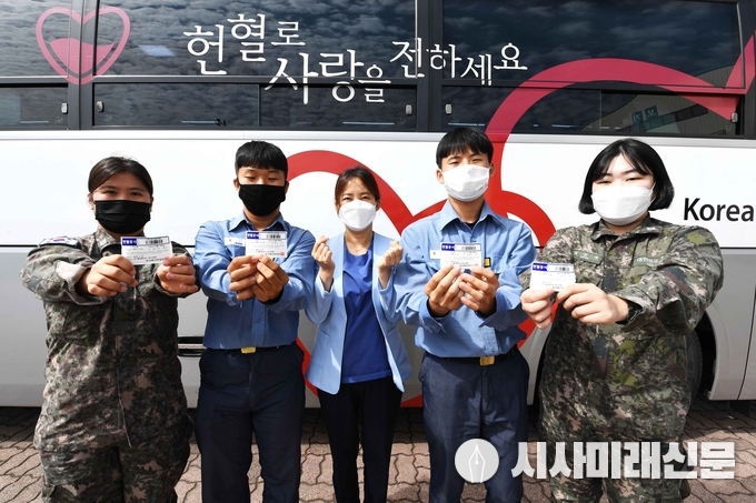 9월 24일 부대 내에서 사랑의 헌혈운동이 진행되는 가운데, 헌혈을 마친 2함대 장병들이 헌혈버스 앞에서 기념촬영을 하고 있다.