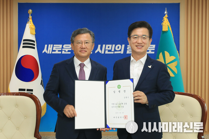 왼쪽부터 김명수 정무부시장, 허태정 대전시장 