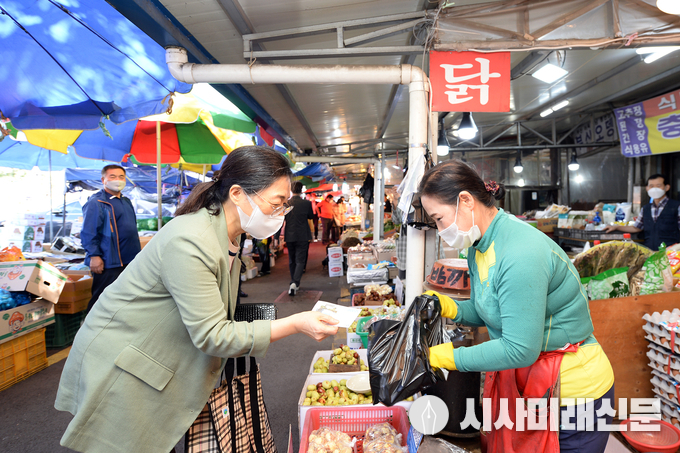 상권지원과-은수미 성남시장이 전통시장에서 장을 보고 있다