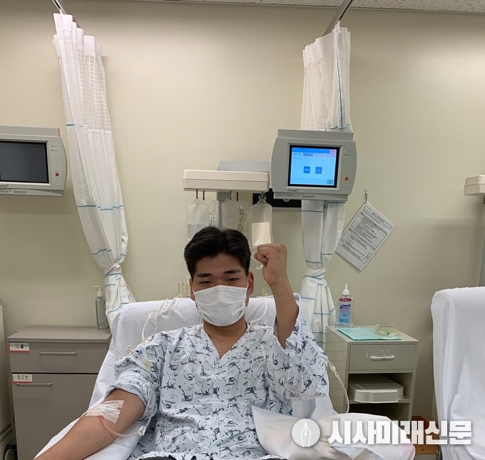 28일 경기함 이진욱 하사가 백혈병에 걸린 어머니를 위해 조혈모세포를 채취하는 도중 파이팅 자세를 취하고 있다.