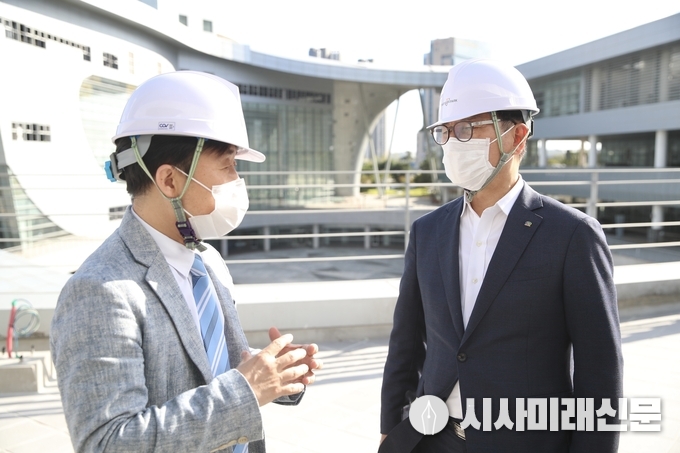 박상돈 천안시장이 중소벤처기업부 공모사업으로 선정된 스타트업파크 복합형 조성사업의 완성도를 높이기 위해 지난 5일 지난해 공모사업에 선정됐던 인천광역시 송도 ‘투모로우시티’를 방문해 시설을 둘러보고 있다.