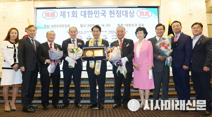 14일 제1회 대한민국 헌정대상 시상식에서 자치행정부문 헌정대상을 수상한 백군기 용인시장 