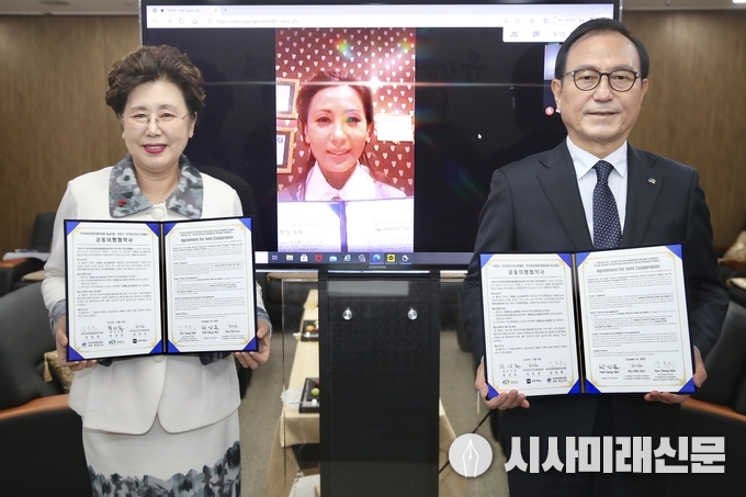 천안시가 14일 오전 미주한인이민사박물관(관장 김민선), 여성경제인협회세종충남지회(회장 김동복)와 ‘유관순상 수상자 지원사업’ 공동이행 협약(MOU)을 영상회의를 통해 체결했다.