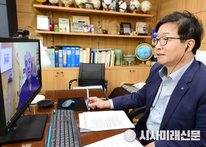 염태영 시장이 14일 오후 이클레이 ‘2020 대담한 도시 세계총회’ 온라인 포럼에서 발표하고 있다.
