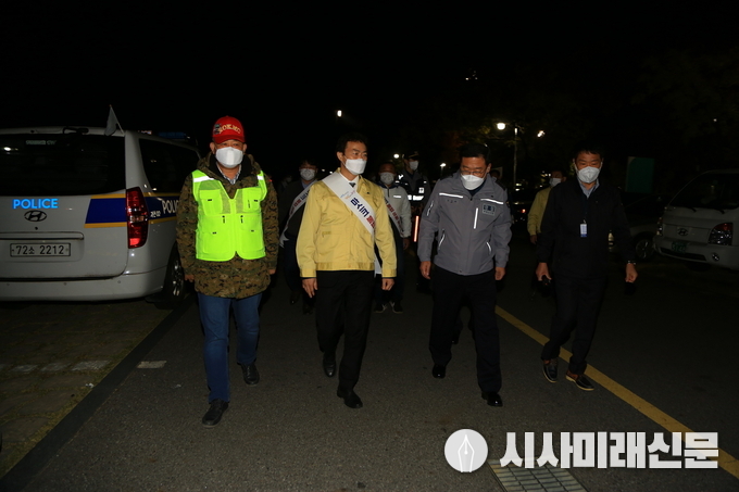 과천시 합동단속 장면-김종천 과천시장(중앙)-김성완 과천경찰서장(우)-과천시해병대전우회(좌)