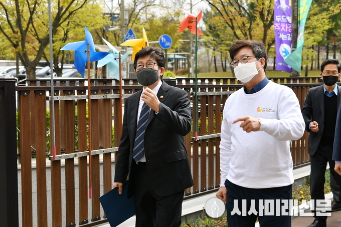 지난 4월 염태영 수원시장이 수원시 기후변화체험관을 방문한 조명래 환경부장관(왼쪽)에게 설명하고 있다.