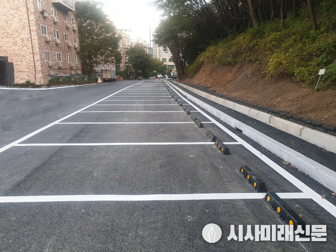 분당구 궁내동 366-30번지와 366-55번지 일대 수도용지에 조성한 50면 규모 성남시 공영주차장