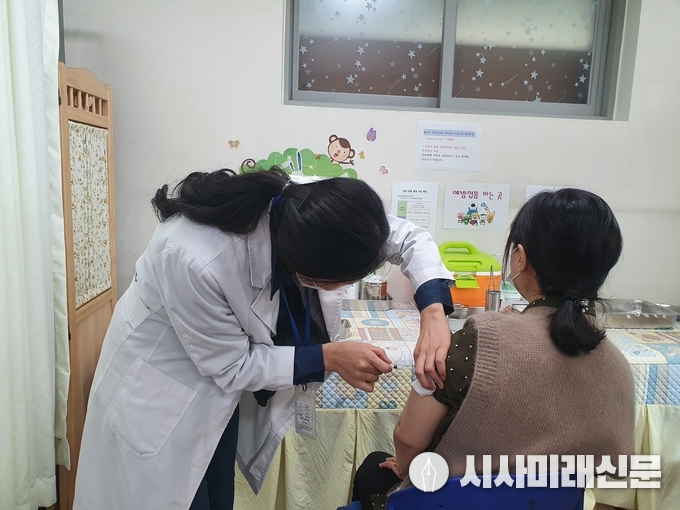 용인시 처인구보건소서 독감 예방접종을 하는 모습
