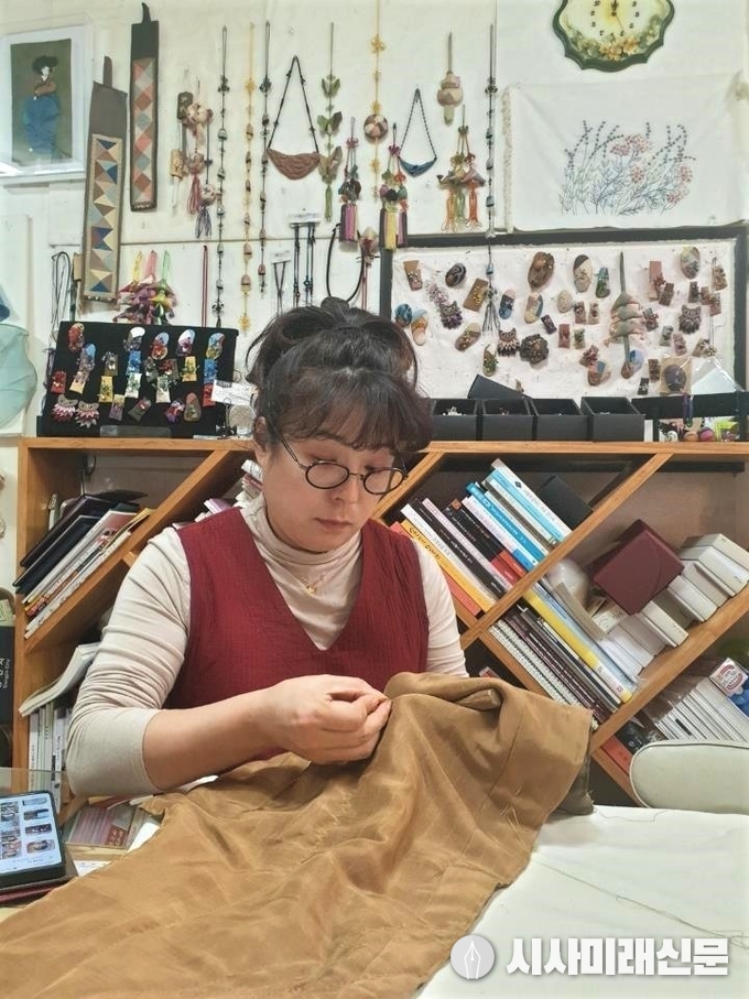 공예/전통규방공예 및 천연염색 분야 전통명인으로 선정된 이은자 씨