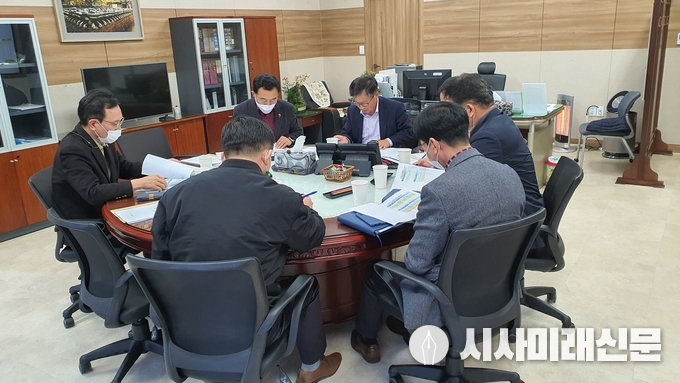 19일 기흥구 관계자들이 도의원 간담회를 열어 지역현안을 논의하고 있다
