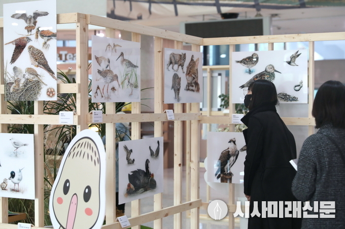 전시를 관람 중인 시민 모습