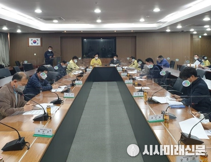 박상돈 천안시장이 지난 21일 시청 상황실에서 산업단지 코로나19 대응 2차 회의를 주재하고 있다.