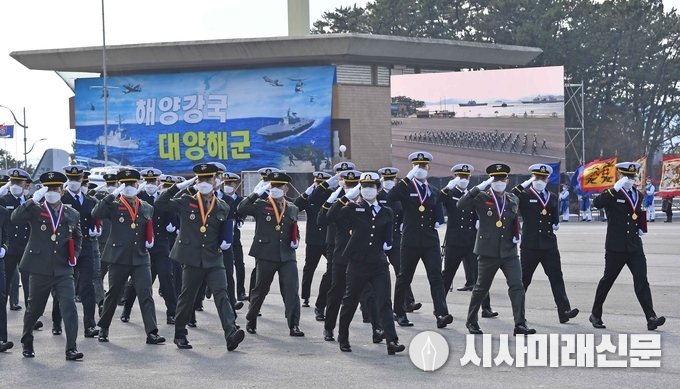 해군은 11월 27일 오후 2시 해군사관학교 연병장에서 제129기 해군ㆍ해병대 학사사관 임관식을 거행했다. 제129기 사관후보생 수료 및 임관식에서 신임장교들이 힘차게 경례하고 있다.