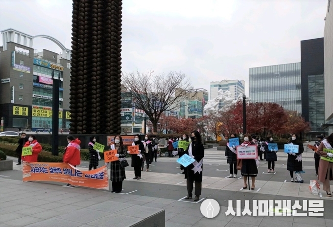 천안시가 성폭력, 가정폭력 등 여성폭력 예방을 위해 27일 신부동 아라리오 광장에서 천안시 아동·여성안전 지역연대와 민관 협력 ‘여성폭력 추방주간(11.25∼12.1) 기념’ 캠페인을 펼치고 있다.