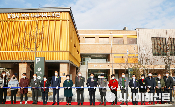 2. 2일 열린 모현다목적복지회관 개관식에서 백군기 용인시장과 관계자들이 테이프 커팅을 하고 있다.