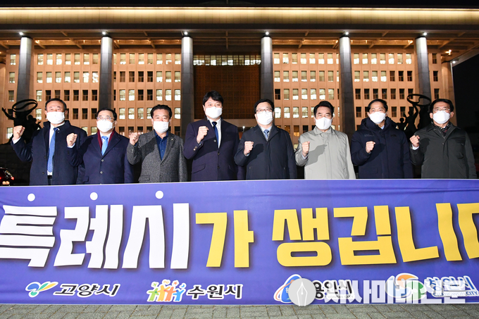 염태영 시장(오른쪽 4번째), 백군기 용인시장(오른쪽 3번째), 이재준 고양시장(오른쪽 2번째), 허성무 창원시장(왼쪽 2번째)과 조석환 수원시의회 의장(왼쪽 4번째)을 비롯한 4개 도시 시의회 의장이 국회의사당 앞에서 함께하고 있다.