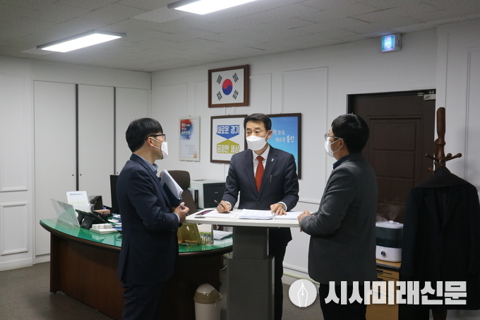 이정석 구청장이 업무보고를 받고 있다.
