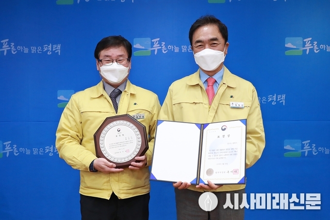 (왼쪽부터) 예창섭 평택시부시장, 정장선 평택시장