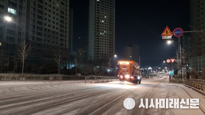 제설차량이 제설작업을 하고 있다.