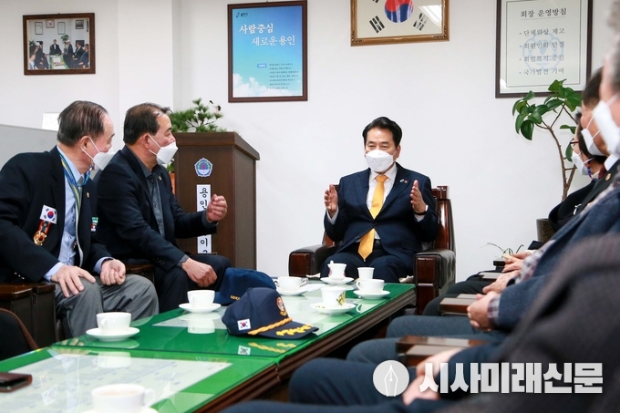 백군기 용인시장이 21일 용인시보훈회관을 격려차 방문해 보훈단체장들과 이야기를 나누고 있다