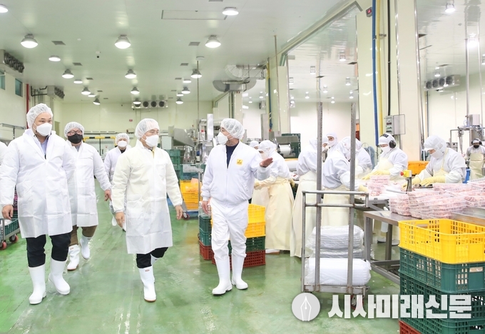 천안시장이 충남 당진 닭고기 가공업체 집단감염 관련 3일 오후 관내 닭고기 가공업체 확산 가능성을 차단하기 위해 동면 일원에 위치한 닭고기 가공업체를 방문해 현장을 점검하고 있다.