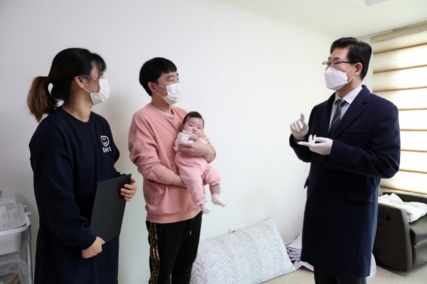 양승조 충남지사가 천안시 두정동 매입형 충남행복주택에 입주해 첫 아이를 출산한 A씨 부부와 만나고 있다.