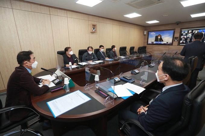 정장선 평택시장이 진위・안성천 낚시금지지역 지정관련해 관계자들과 간담회를 하고 있다.
